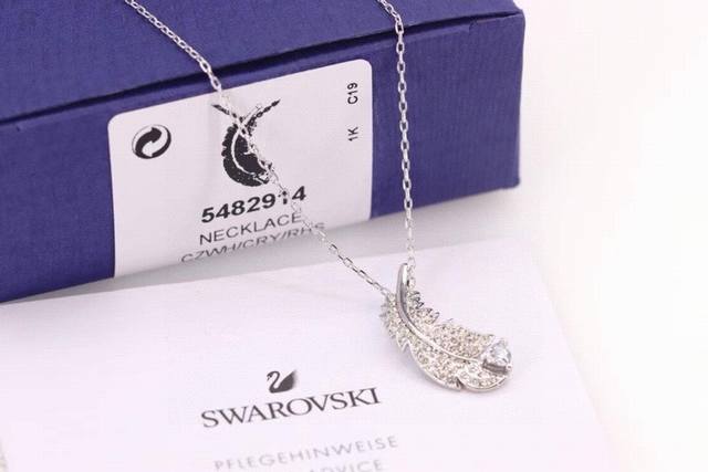 施华洛世奇Swarovski 银色羽毛锁骨项链 这款优雅大方美的白金色项链，华丽考究的造型缀有闪亮迷人的密镶Swarovski仿水晶，为这股潮流带来精致实用的诠