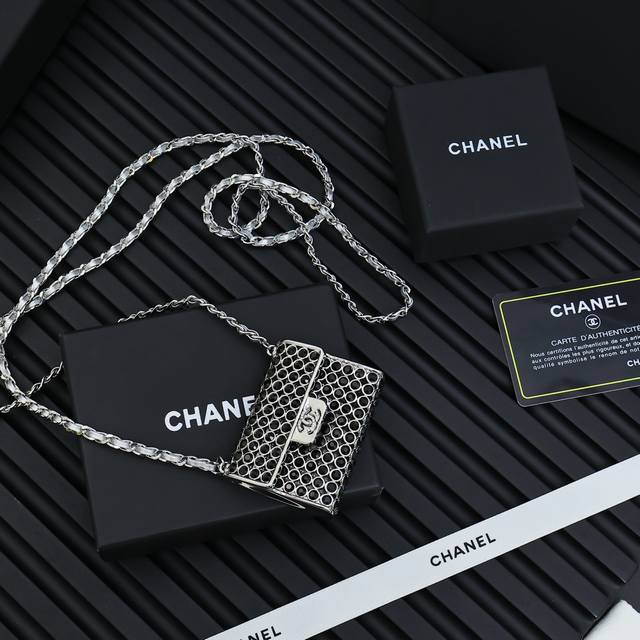 Chanel 满钻金属斜挎美丽小废包， 妥妥的吸睛，让人移不开视线 酷飒黑银配色