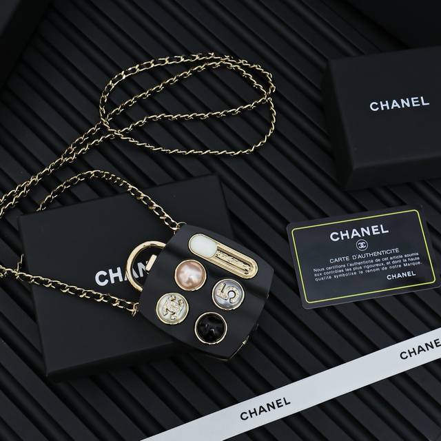 Chanel 眼影盒子小废包， Chanel香奈儿眼影盒子，又称迷你晚宴包重工爆款眼影斜挎包，什么都装不了，只能装可爱