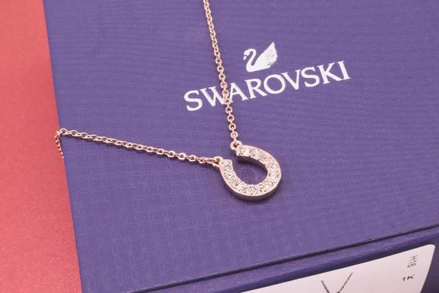 Swarovski 玫瑰金、白金U型马蹄项链 幸运常伴左右！轻巧精致、典雅大方的设计，以镀玫瑰金色金属马蹄铁，搭配闪亮迷人的透明密镶仿水晶。