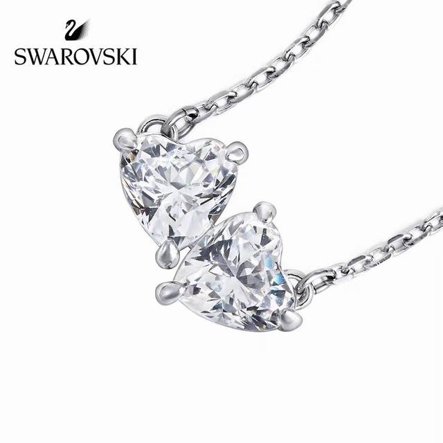 Swarovski 真爱相守 心心相印锁骨项链 这款闪亮迷人的Swarovski仿水晶犹如两颗心，加上白色仿水晶及珠子饰链，展现您优雅气质之余，同时散发浪漫动人