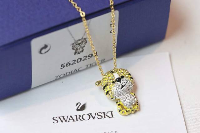 Swarovski 生肖虎本命年 萌虎送福 锁骨项链 充满帝王霸气的镀金色色调，象征老虎大胆勇敢、昂首阔步的特性，寓意虎年虎虎生威、无畏无惧。