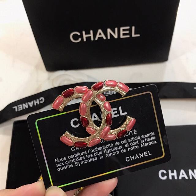 Chanel 香奈儿早春新款 胸针时髦配饰，款式好还不够，细节完胜才算真厉害！最新代购级别！专柜售价8000多，个性又精致。