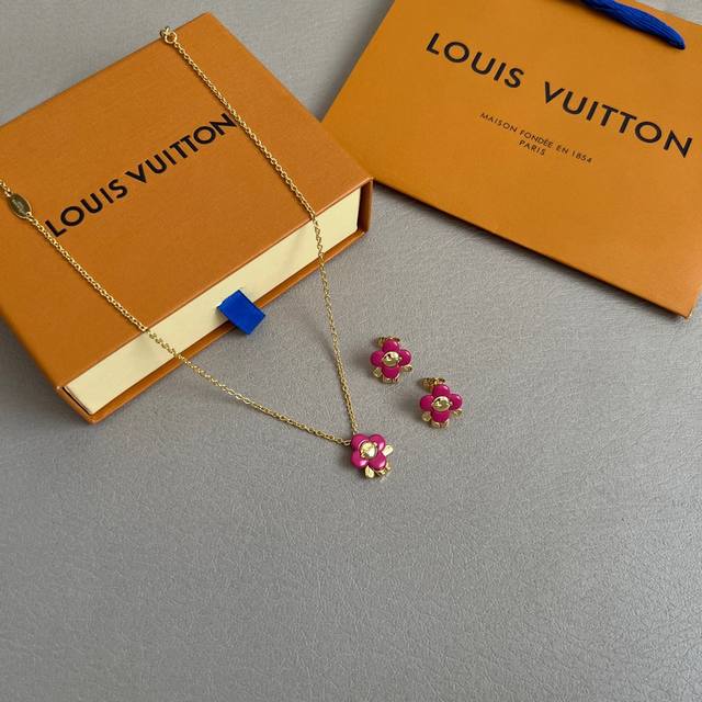 Lv 耳钉Louis Vuitton 路易威登专柜一致材质 火爆款出货 设计独特 复古前卫 男神、美女必备。