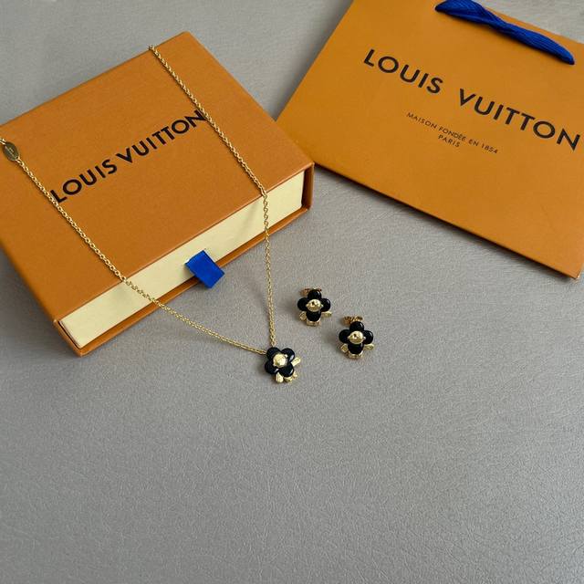 Lv 耳钉Louis Vuitton 路易威登专柜一致材质 火爆款出货 设计独特 复古前卫 男神、美女必备。