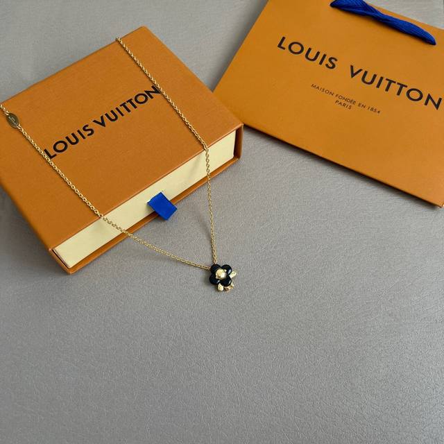 Lv 项链Louis Vuitton 路易威登专柜一致材质 火爆款出货 设计独特 复古前卫 男神、美女必备。