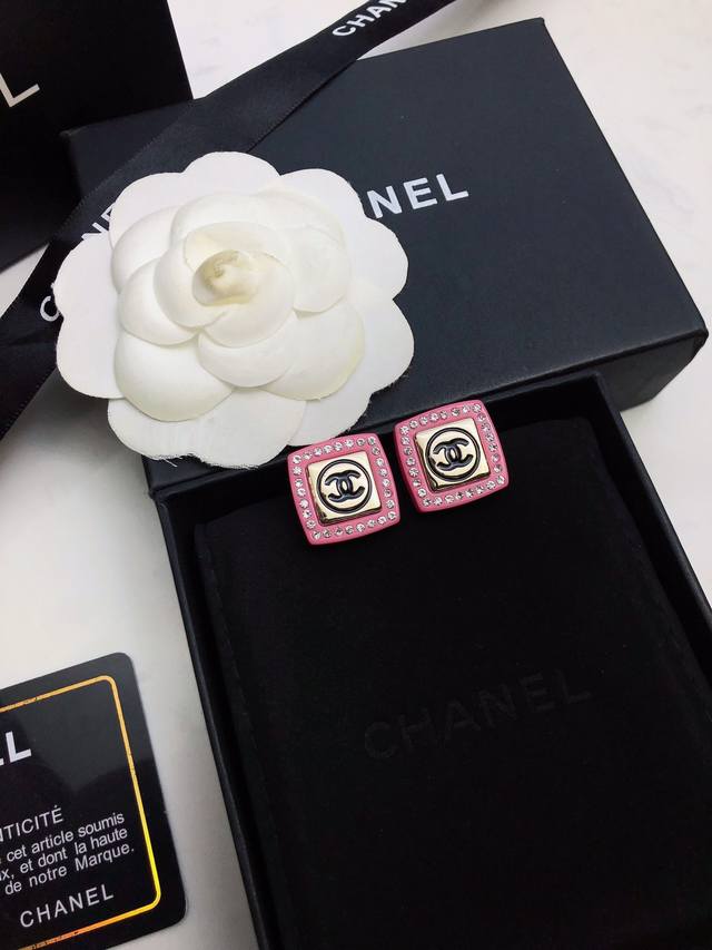 Chanel 春天气息花朵耳钉 小香22春季新款 方块树脂 耳钉耳环 超级 适合小姑娘美美哒春天照 Zp原版黄铜材质 纯银针 选用 水钻都是施华洛世奇的Buli