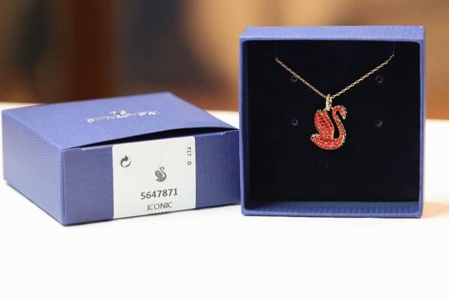 Swarovski Iconic Swan 红天鹅链坠 这款中国新年坠链以吉利的红色仿水晶密镶设计搭配镀金色饰链，为您的风格增添一抹耀动的丰茂，也可作为特殊的礼