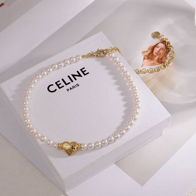 项链 手链 Celine 新款耳环 Clous新品 简单时尚耳环专柜一致黄铜材质电镀18K金 火爆款出货 设计独特 前卫 美女必备款！