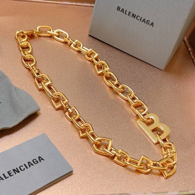 原单货新品 巴黎世家项链 Balenciaga 新款项链专柜一致 细节做工精细 原版Logo 每个细节流程到位 设计工艺精细 火爆款出货 设计独特 复古风格 巴