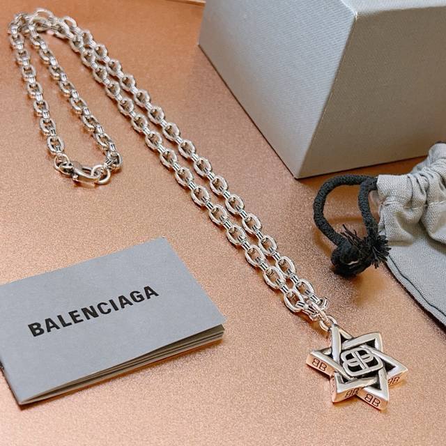 原单货新品 巴黎世家项链 Balenciaga 新款项链专柜一致 细节做工精细 每个细节流程到位 设计工艺精细 火爆款出货 设计独特 复古风格 巴黎世家项链