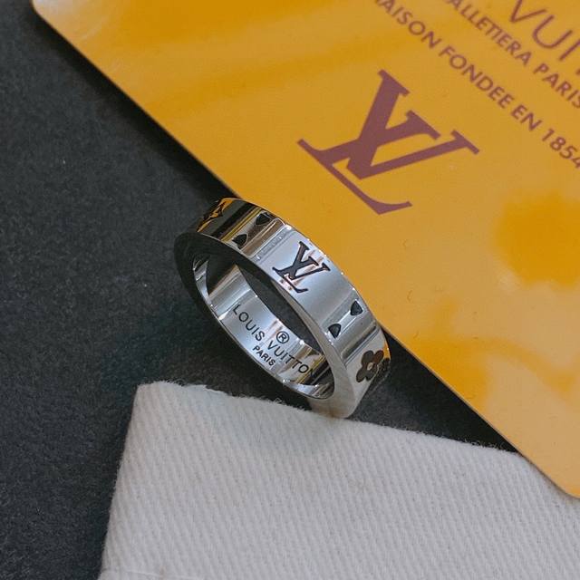 新款 原单货 Lv 戒指 Louis Vuitton 路易威登 专柜一致材质 火爆款出货 设计独特 复古前卫。 码数：6 7 8 9 10 11