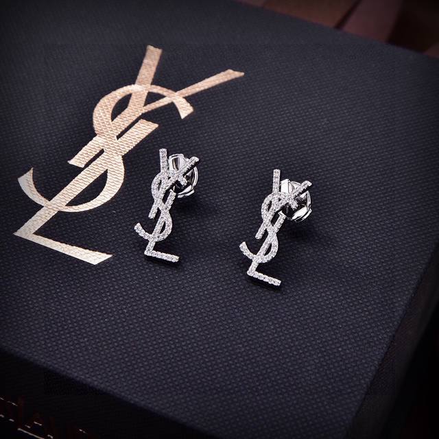 Ysl 圣罗兰 字母耳钉 原装黄铜材质 Yves Saint Laurent 创立于1961年 优雅抽象大胆别致的设计风格使它成为奢华时尚界著名的品牌之一。引领