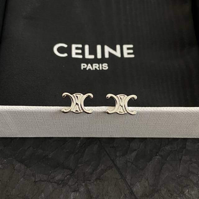 Celine 赛琳 耳钉 一直是简约时尚界的标杆大胆的设计 百看不厌搭配起来更Fashion