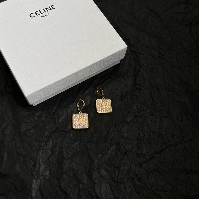 Celine 赛琳 耳环 一直是简约时尚界的标杆大胆的设计 百看不厌搭配起来更Fashion