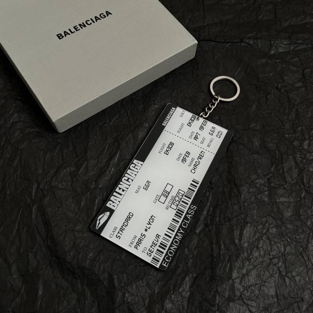 巴黎世家 Balenciaga 护照卡 钥匙扣 简单大方 大牌金质感饱满 ，搭配衣服超好看 ！