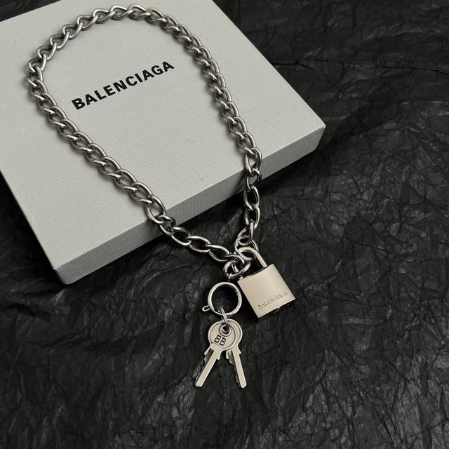 新款 巴黎世家 Balenciaga 项链 复古风 简单大方 大牌金质感饱满 ，搭配衣服超好看 ！