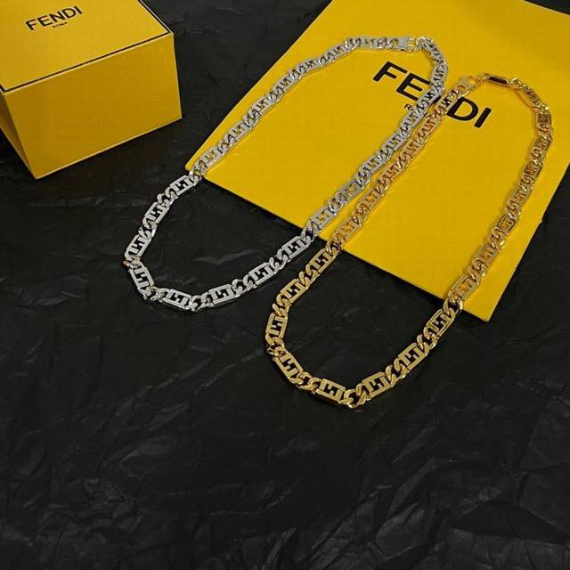 Fendi 芬迪 项链 高端定制 爆款新款 简单大方，华丽登场，很难见到如此熟悉素雅的项链，非常适合日常搭配，宝宝们，这个绝对值得入