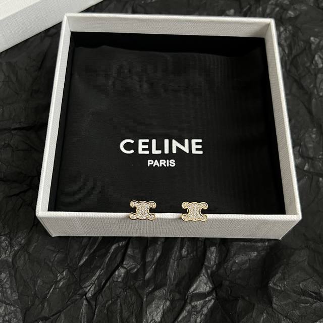 Celine 赛琳 耳钉 一直是简约时尚界的标杆大胆的设计 百看不厌搭配起来更Fashion