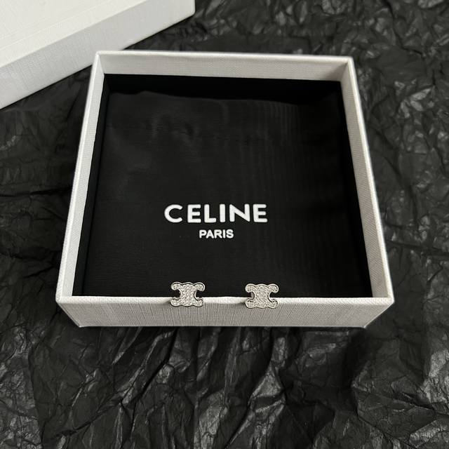 Celine 赛琳 耳钉 一直是简约时尚界的标杆大胆的设计 百看不厌搭配起来更Fashion