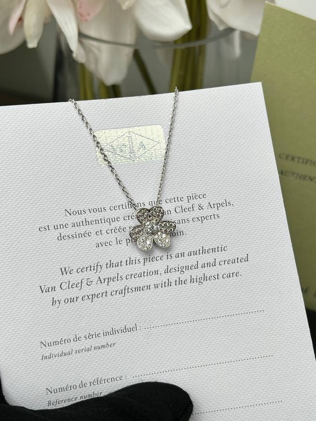 批发价 Van Cleef & Arpels 梵克雅宝大小号满钻三花系列项链出货 Au 750 18K工艺 数字编码 此款的经典 每个女孩都无法抗拒 ！40+5