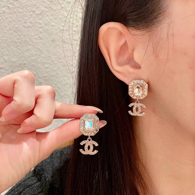 Chanel香奈儿 中古 双C耳钉原版复刻Logo 小香家的款式真心无需多介绍每一款都超好看，精致大方，非常显气质.