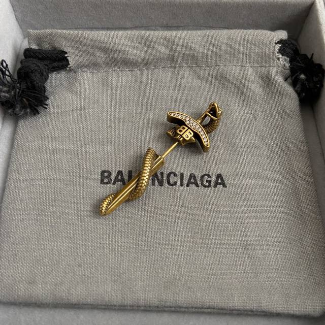 单只 巴黎世家 Balenciaga 耳钉 简单大方 大牌金质感饱满 ，搭配衣服超好看 ！