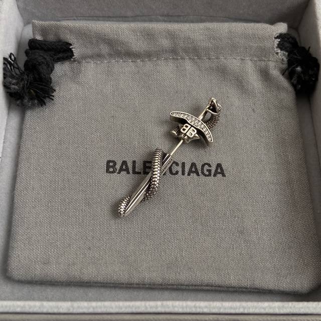 单只 巴黎世家 Balenciaga 耳钉 简单大方 大牌金质感饱满 ，搭配衣服超好看 ！