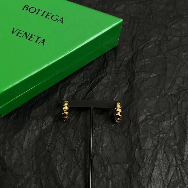 Bottega Veneta Bv耳钉 金属感十足 特别特别赞，整体细节非常令人惊喜，设计感十足，必须为世家的设计点个大大的赞，不仅带出个人自信及品味，款式典雅