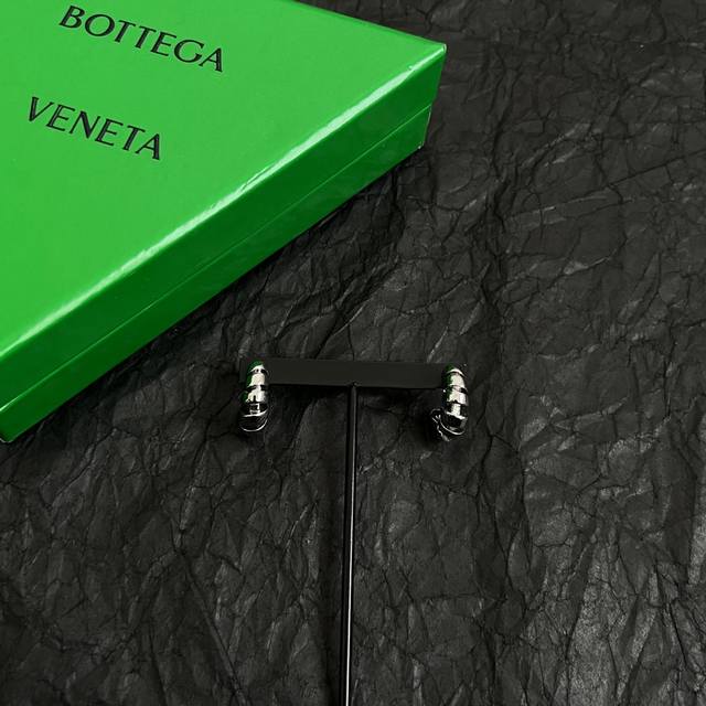 Bottega Veneta Bv耳钉 金属感十足 特别特别赞，整体细节非常令人惊喜，设计感十足，必须为世家的设计点个大大的赞，不仅带出个人自信及品味，款式典雅