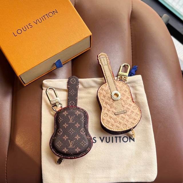 新品Lv迷你吉他包饰挂件 8色出货 Louis Vuitton 路易威登Guitar Pouch包饰包挂 Pu材质 原版Logo 可放耳机 零钱等小物件 Siz