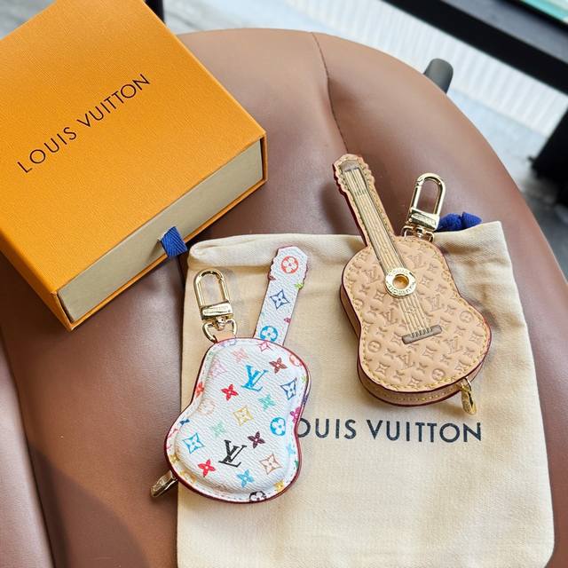 新品Lv迷你吉他包饰挂件 8色出货 Louis Vuitton 路易威登Guitar Pouch包饰包挂 Pu材质 原版Logo 可放耳机 零钱等小物件 Siz