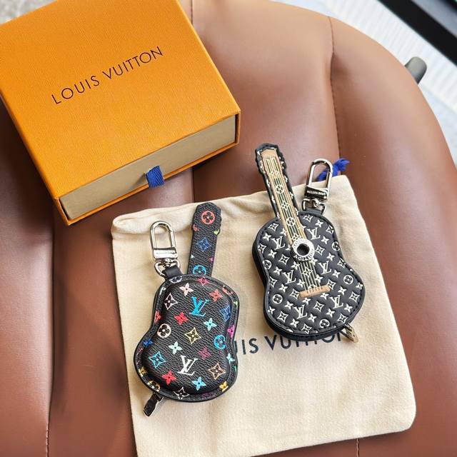 新品Lv迷你吉他包饰挂件 8色出货 Louis Vuitton 路易威登Guitar Pouch包饰包挂 Pu材质 原版Logo 可放耳机 零钱等小物件 Siz