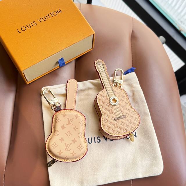 新品Lv迷你吉他包饰挂件 8色出货 Louis Vuitton 路易威登Guitar Pouch包饰包挂 Pu材质 原版Logo 可放耳机 零钱等小物件 Siz