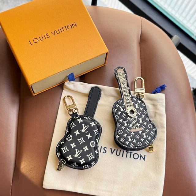 新品Lv迷你吉他包饰挂件 8色出货 Louis Vuitton 路易威登Guitar Pouch包饰包挂 Pu材质 原版Logo 可放耳机 零钱等小物件 Siz