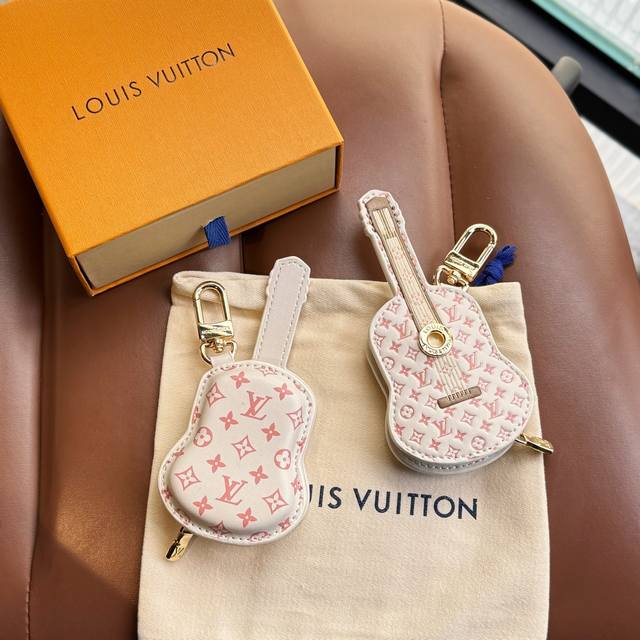 新品Lv迷你吉他包饰挂件 8色出货 Louis Vuitton 路易威登Guitar Pouch包饰包挂 Pu材质 原版Logo 可放耳机 零钱等小物件 Siz