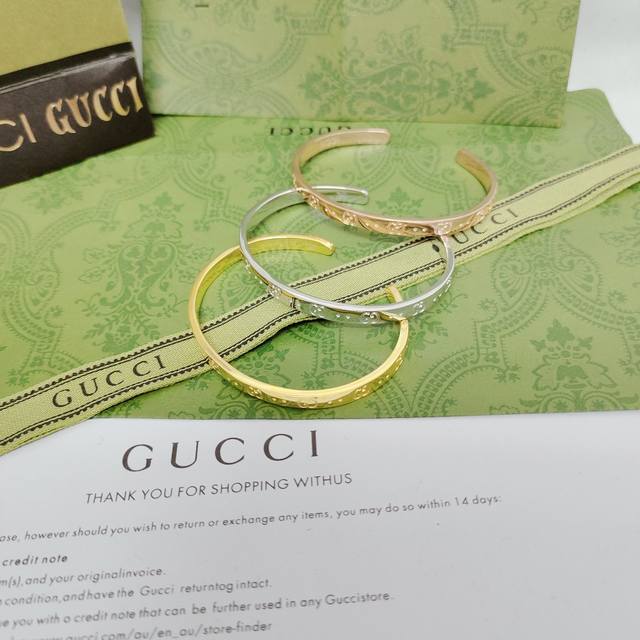 Gucci这款Lcon系列玫瑰金色手环饰有象征Guccio Gucci首字母的标识性Gg图案刻花 尺寸：17均码调节