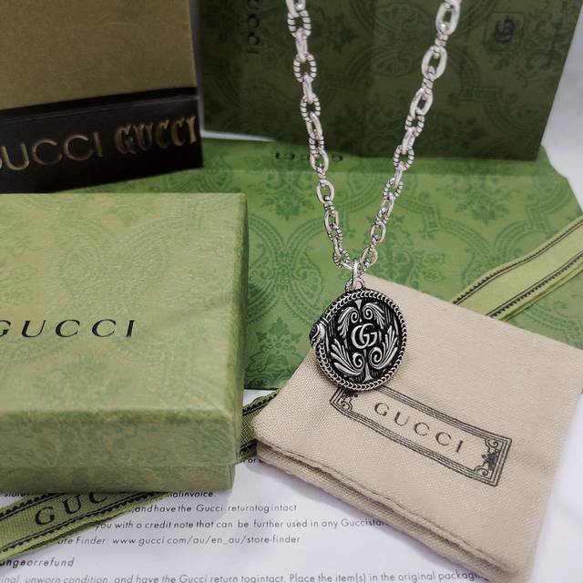 古驰 现货 Gucci 蛇边雕刻精致蛇戒形饰双G翅膀圆形吊坠项链