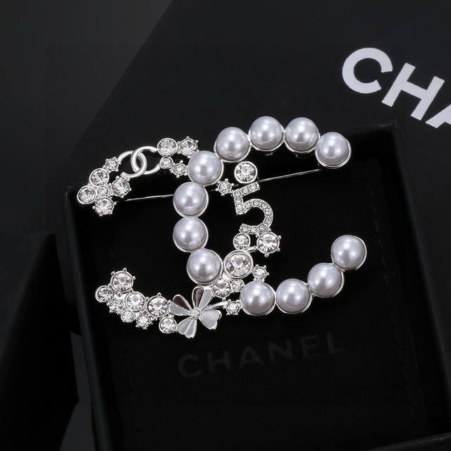 小香 Chanel 火爆 胸针 最高代购级别 最具味道的满钻胸针Brooch 实物赞爆了 随便你想别哪里 别外套，西装，鞋子，领口，帽子 你能想象得到 它都能给