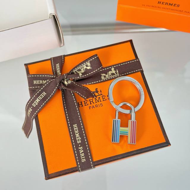 新品现货 七色现货 爱马仕 HermèS Cadenas Quizz Rainbow Key Ring 钥匙圈 金属锁头漆面金属钥匙圈，镀钯金属配件 H字母钥匙