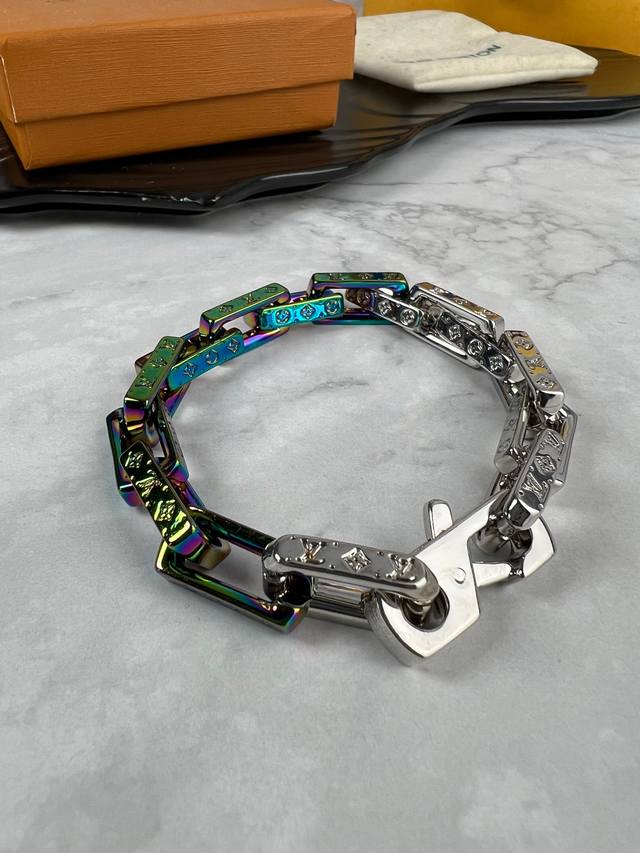 Lv Monogram Chain 手链链环细腻镂刻经典 Monogram 图案，跃动新季格调