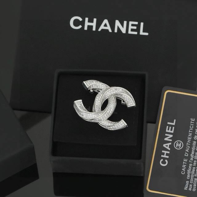 小香 Chanel 火爆 胸针 最高代购级别 最具味道的满钻胸针Brooch 实物赞爆了 随便你想别哪里 别外套，西装，鞋子，领口，帽子 你能想象得到 它都能给