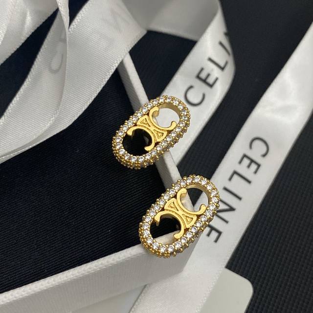 新款Celine 塞林 好品质精雕晶钻字母耳钉耳环Bracelet Jewelry 新款圆环耳钉 高级定制精致小物件必备 一年四季都可配戴细节中提升衣品 提升质