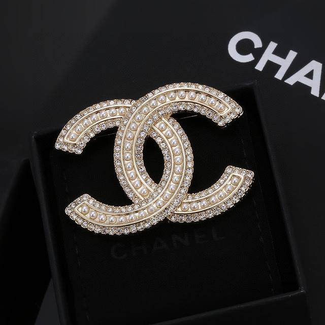 小香 Chanel 火爆 胸针 最高代购级别 最具味道的满钻胸针Brooch 实物赞爆了 随便你想别哪里 别外套，西装，鞋子，领口，帽子 你能想象得到 它都能给