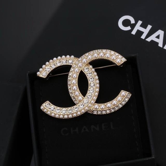 小香 Chanel 火爆 胸针 最高代购级别 最具味道的满钻胸针Brooch 实物赞爆了 随便你想别哪里 别外套，西装，鞋子，领口，帽子 你能想象得到 它都能给