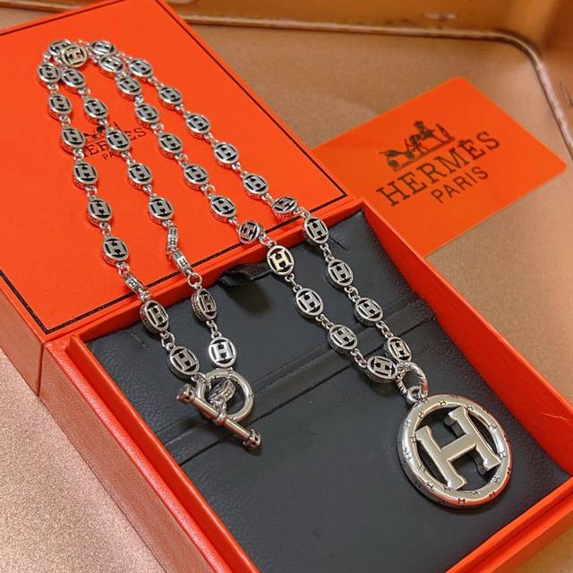 Hermes 爱马仕项链 H圆盘系列首饰 进口定制.高端链条经典搭配 新品 简单时尚专柜一致 火爆款出货 设计独特 前卫 男女必备款！