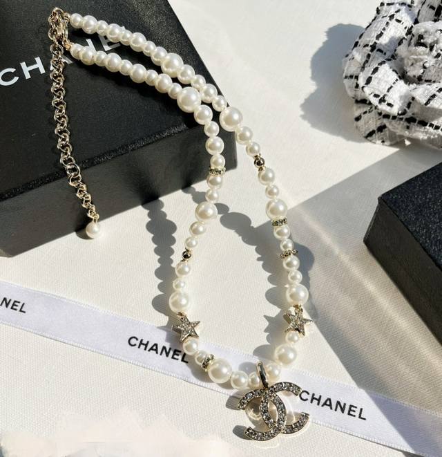 Chanel 高级新品小香满钻双C星星珍珠Choker珍珠项链#买买买#正品黄铜底材顶级电镀镶嵌工艺施华洛世奇水晶施华洛世奇珍珠搭配各种日常通勤和晚会活动造型，