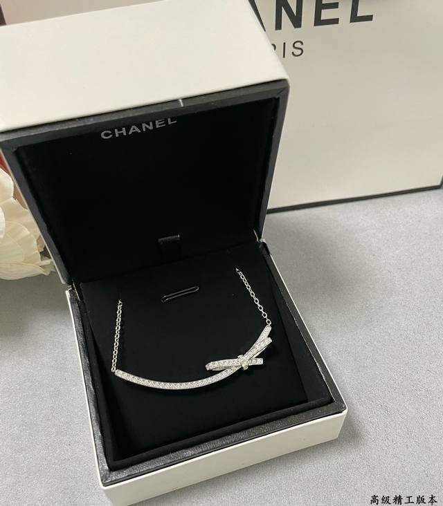 V金高版本 Chanel香奈儿小香蝴蝶领结项链，高级珠宝作品 线条灵动的蝴蝶结或环绕指间、或在颈窝处闪耀、亦或在耳畔划出完美弧度，以大胆的风格演绎现代高级珠宝风