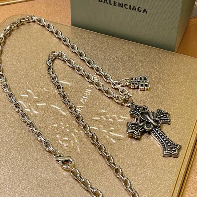 原单货新品 巴黎世家项链 Balenciaga 新款项链专柜一致 细节做工精细 每个细节流程到位 设计工艺精细 火爆款出货 设计独特 复古风格 巴黎世家项链