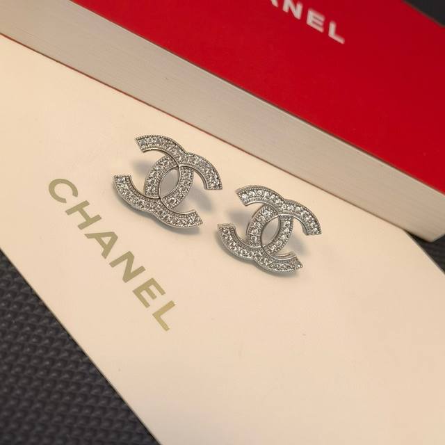 Chanel香奈儿最新款Logo字母晶钻耳钉耳环 925纯银针 热销款 市面最高版本！专柜1:1款式开模 专柜原版同材质.小香经典原版Logo字印香奈儿女神必备